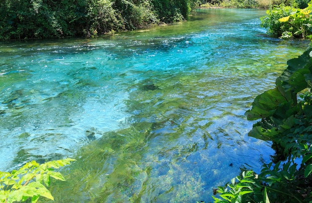 Blue Eye Wasserquelle mit klarem blauem Wasser Sommerblick in der Nähe von Muzine in Vlore County Albanien