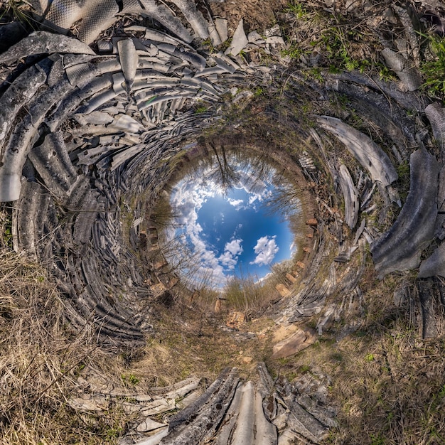 Blue Hole Sphäre kleiner Planet innerhalb des runden Rahmenhintergrunds des grünen Grases