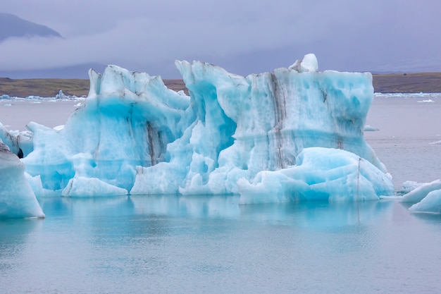 Blue Ice na margem da lagoa de gelo na Islândia