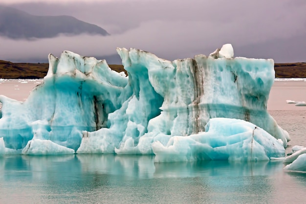 Blue Ice na margem da lagoa de gelo na Islândia