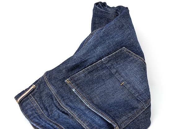 Foto blue jeans auf buntem hintergrund isoliert. denim-modedetails