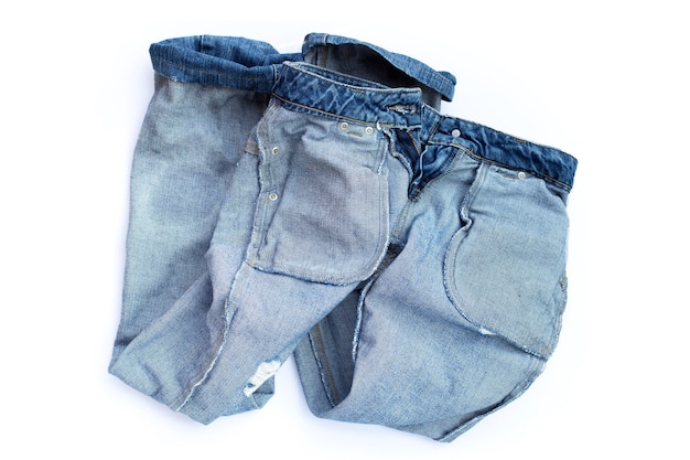 Blue Jeans auf weißer Oberfläche