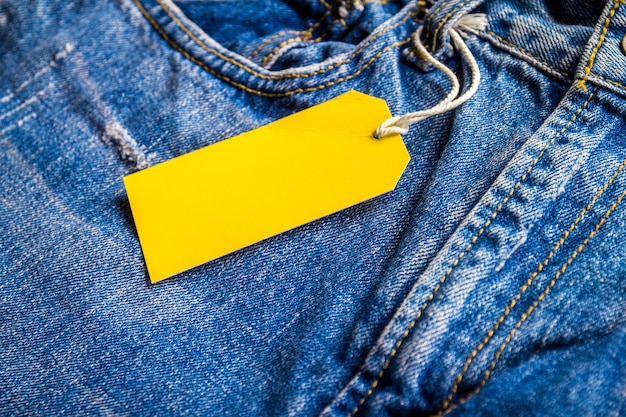 Blue jeans con etiqueta de precio amarilla