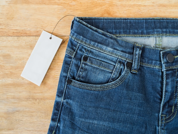 Blue Jeans mit weißem unbelegtem Preis