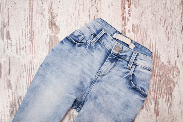 Foto blue jeans sobre fondo de madera