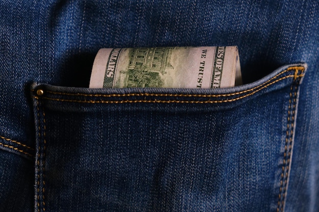 Blue Jeans-Tasche mit Hundert-Dollar-Banknoten