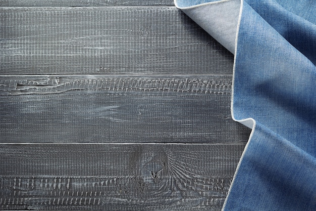 Blue Jeans Textur auf Holzhintergrund