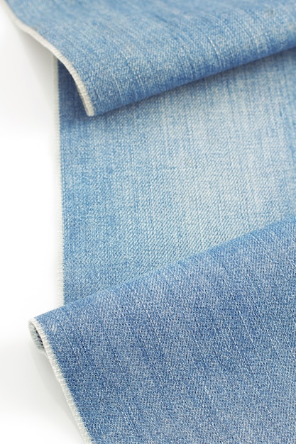 Blue Jeans Textur lokalisiert auf weißem Hintergrund