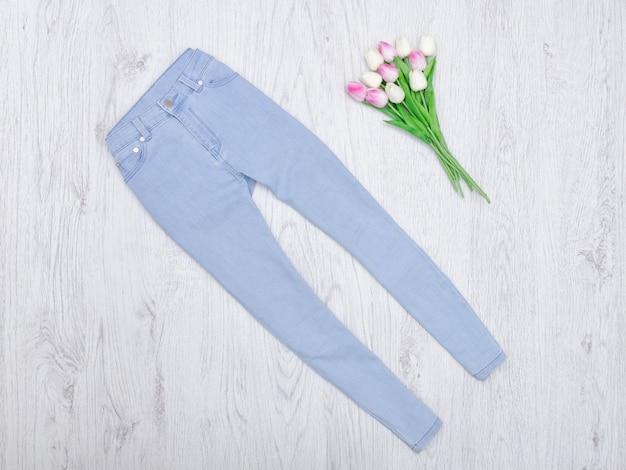 Blue Jeans und ein Strauß Tulpen