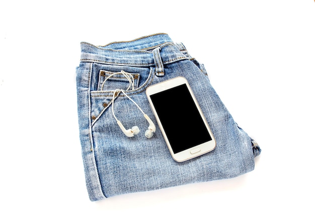 Blue Jeans und Smartphone auf weißem Hintergrund