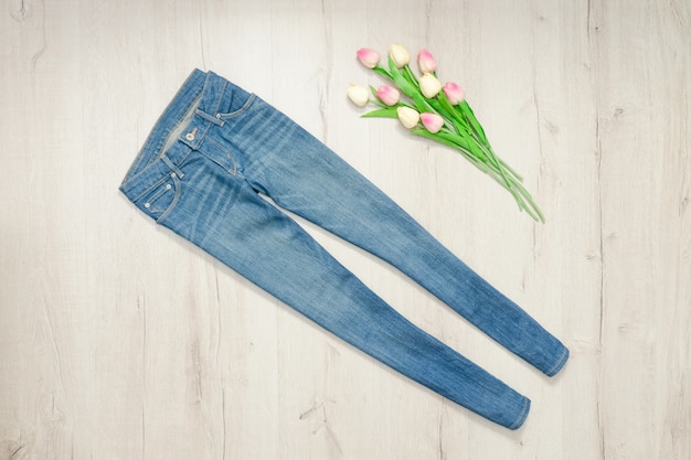 Blue Jeans und Strauß Tulpen. Modisch