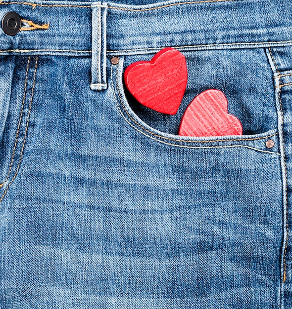 Blue Jeans und zwei rote hölzerne Herzen
