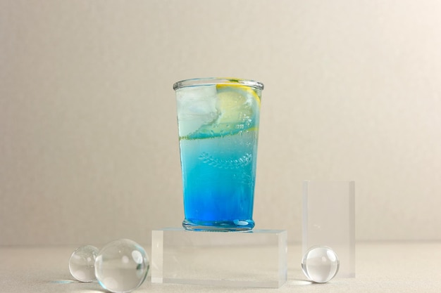 Blue Lagoon ou Ocean Blue Cocktail com fatias de limão