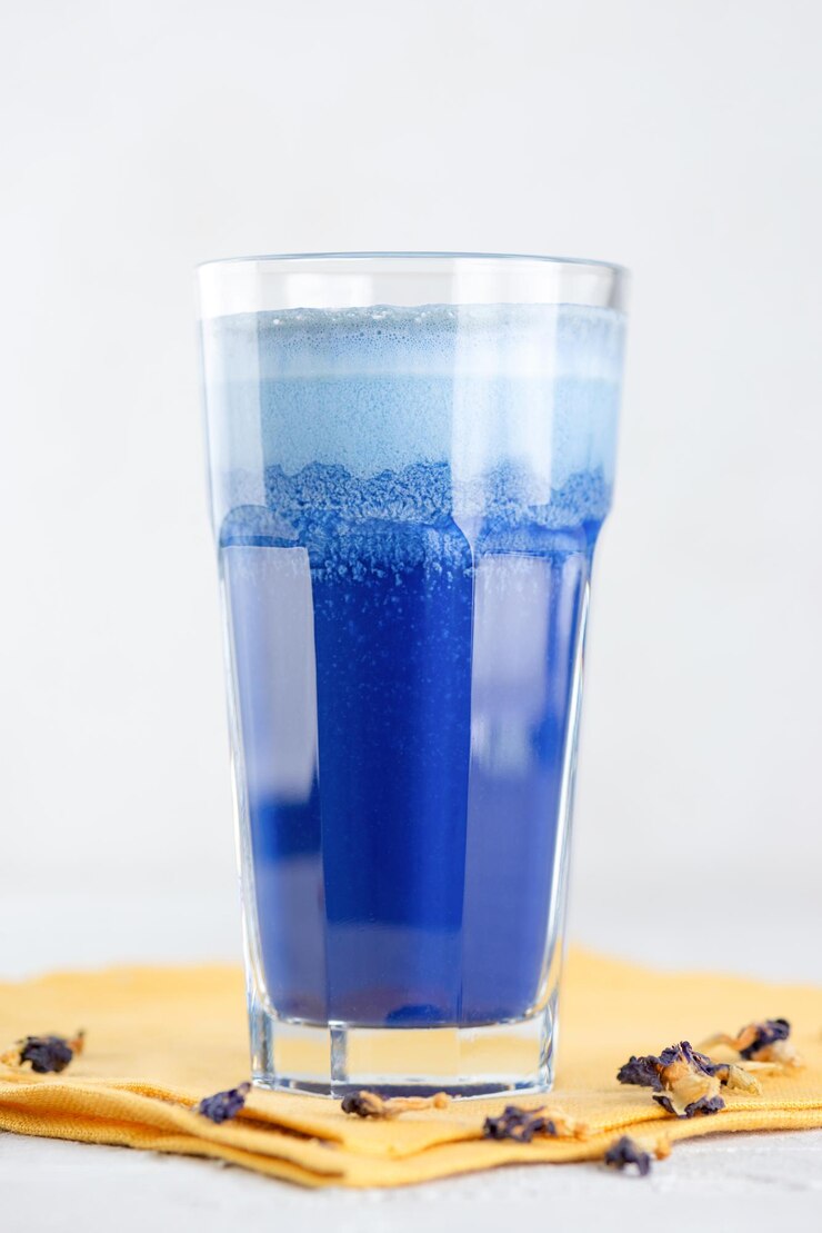 Foto blue matcha latte bebida de flores de clitória com leite de coco lactose vegana sem glúten e açúcar