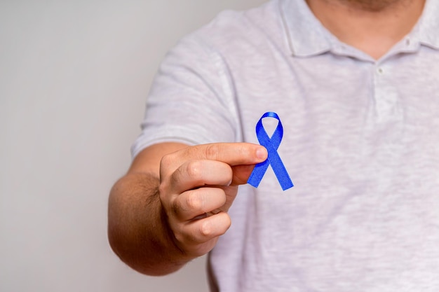 Blue November Prostate Cancer Awareness Month homem em camisa com fita azul para apoiar a vida e a doença das pessoas Saúde Internacional Homens Pai Diabetes e Dia Mundial do Câncer