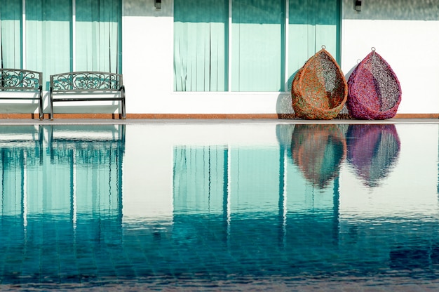Blue swimming pool pronto para jogar quente para quem gosta de brincar com espaço de cópia.