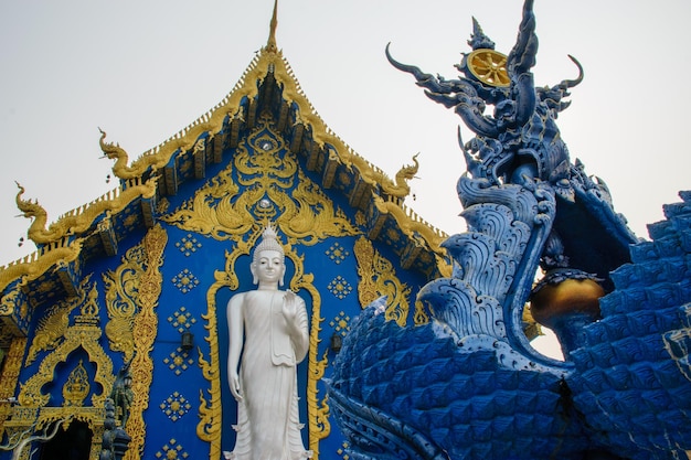 Blue Temple Wat Rong Suea Ten Belo templo na província de Chiang Rai