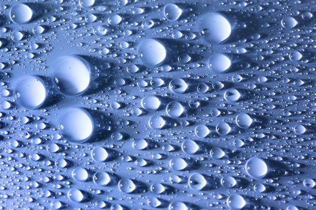 Blue Water Droplets abstrakter Hintergrund große und kleine Tropfen