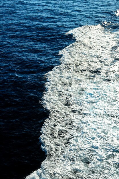 Foto blue water texture pattern am mittag auf dem atlantischen ozean