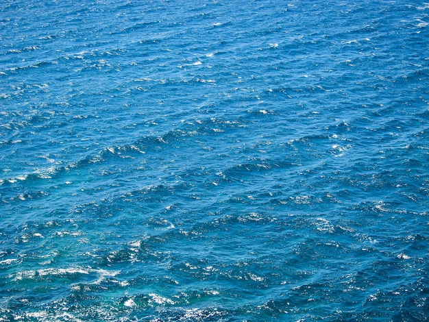 Blue Water Texture Pattern am Mittag auf dem Atlantischen Ozean