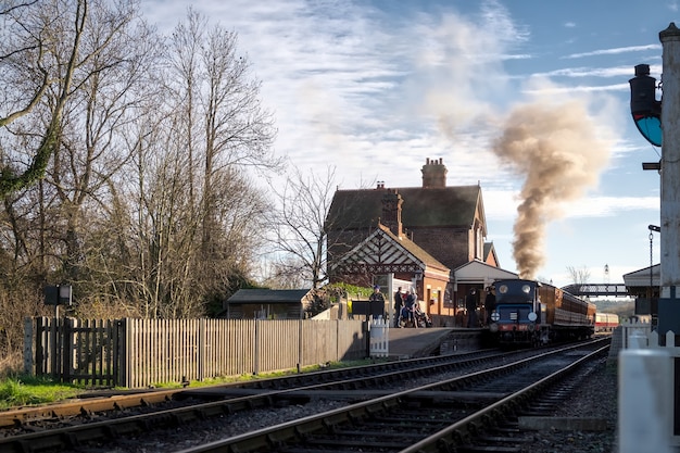 Bluebell Steam Train am Bahnhof Sheffield Park