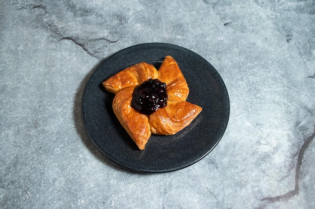 Blueberry Danish puff pastel cheio de queijo doce servido em prato isolado no fundo vista superior de comida assada sobremesa indiana