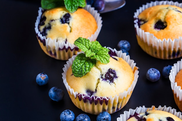 Blueberry muffins mit puderzucker und frischen beeren