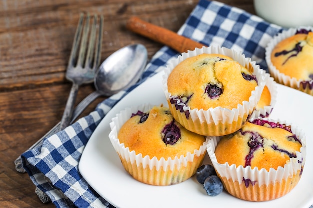 Blueberry Muffins mit Puderzucker und frischen Beeren