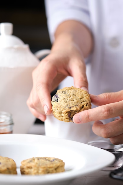 Foto blueberry scones, ein traditionelles britisches backgut für die teezeit