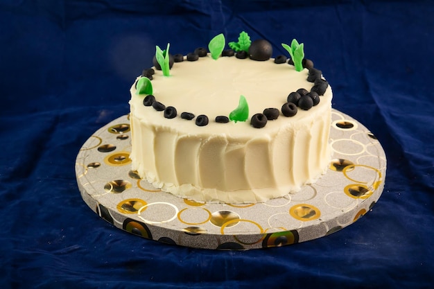 Blueberry White Cake, frische Sahne, serviert an Bord, isoliert auf einer Serviette, Seitenansicht des im Café gebackenen Essens