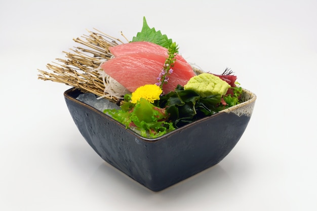 Bluefin Tuna Chutoro Sashimi-Scheibe in der schwarzen Schüssel auf weißem backgr