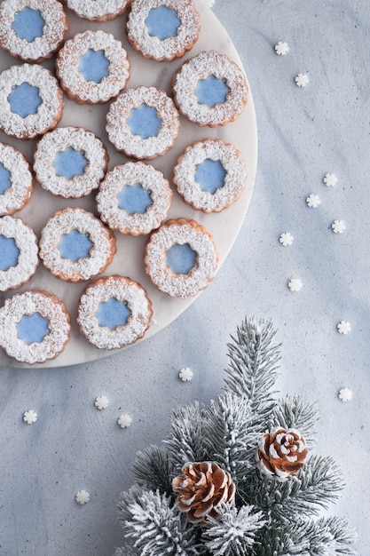 Blühen Sie Linzer-Plätzchen mit blauer Zuckerglasur auf hellem Winter