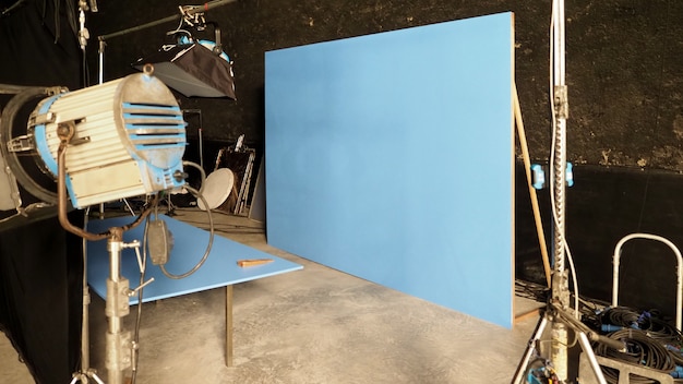 Bluescreen-Hintergrund und großes LED-Studiolicht für die Produktion von Filmvideos oder Filmfotografie