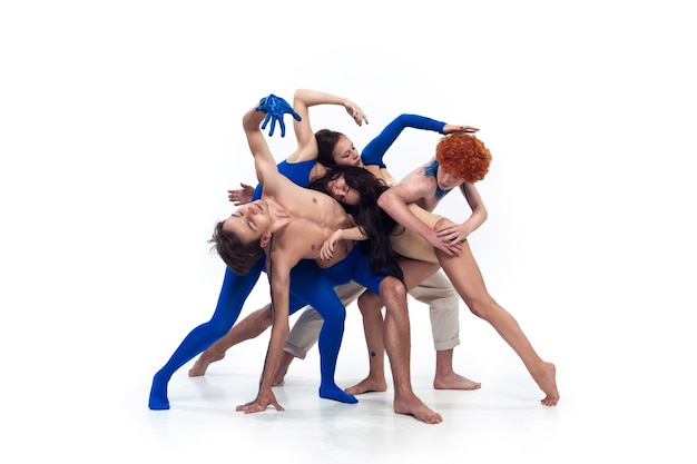 Blume. Gruppe moderner Tänzer, Art Contemp Dance, blaue und weiße Kombination von Emotionen. Flexibilität und Anmut in Bewegung und Aktion auf weißem Studiohintergrund. Mode und Schönheit, Artwork-Konzept.