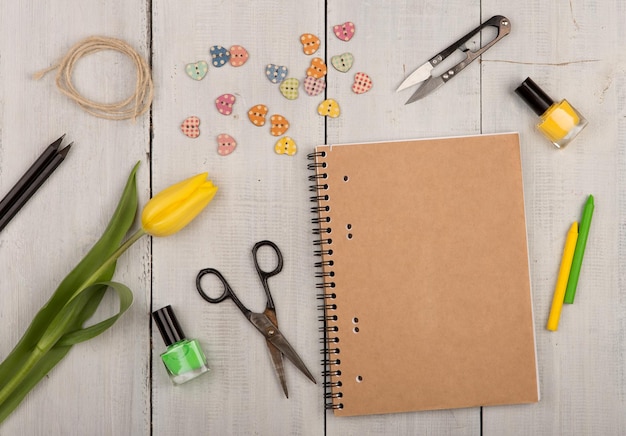 Blume Tulpe leere Notizblock Schere Nagellack und Knöpfe in Form von Herzen