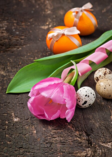 Blume, Wachteleier und bunte Eier