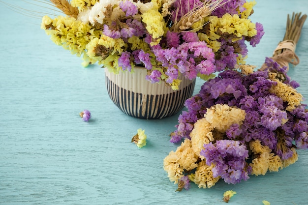 Blumen auf blauem hölzernem Hintergrund