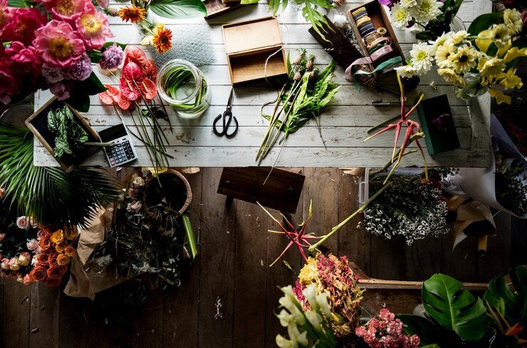 Foto blumen auf dem tisch für anordnung