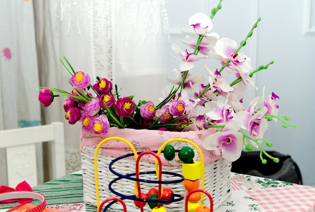 Blumen auf dem Tisch im Kinderzimmer