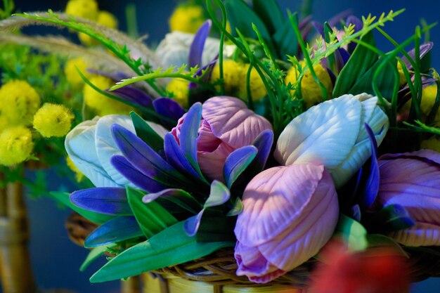 Blumen auf dunklem Hintergrund. Blumenstrauß mit vielen Rosen. Selektiver Fokus