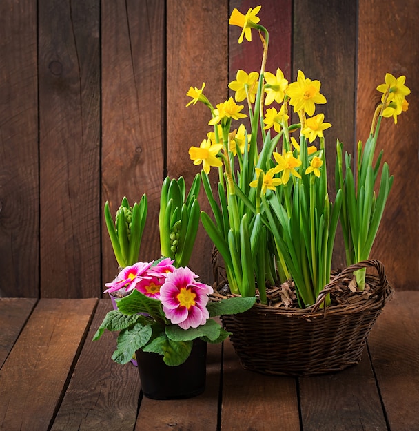 Blumen auf einem dunklen Holztisch