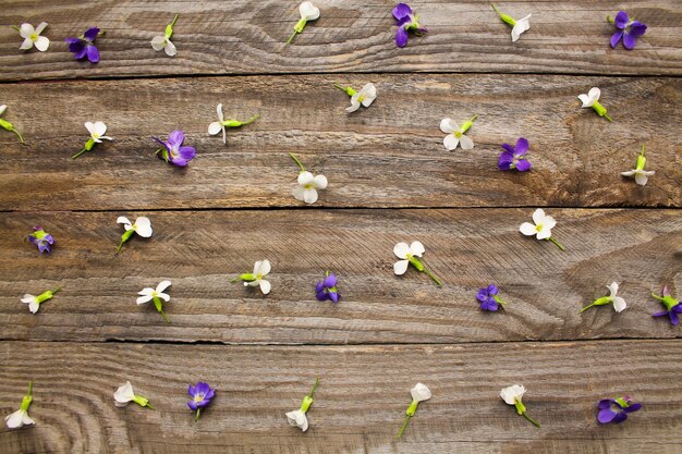 Blumen auf hölzernem Hintergrund