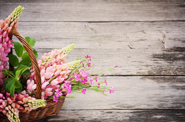 Blumen auf hölzernem Hintergrund