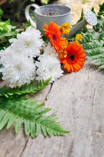 Blumen auf Holzbrett