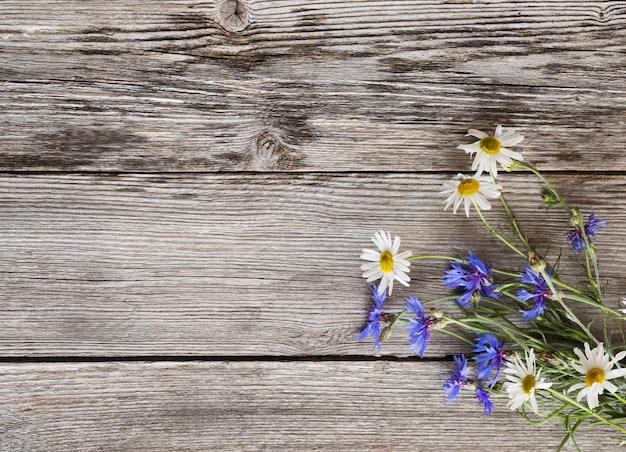 Blumen auf Holztisch