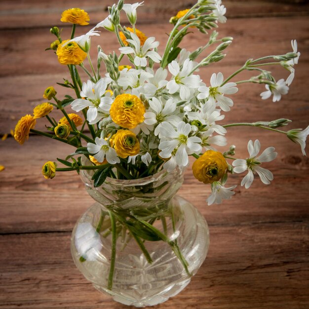 Foto blumen auf holzuntergrund