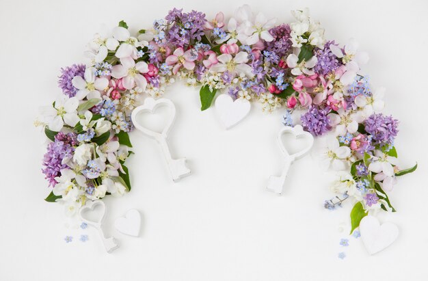 Blumen der Vogelkirsche, Flieder, Vergissmeinnicht und Apfelbäume, gesäumt von einem Bogen