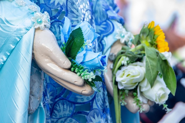 Blumen, die iemanja während einer Party angeboten wurden