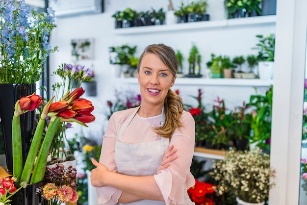 Blumen für das Arrangieren vorbereiten