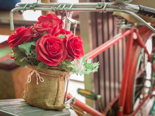 Foto blumen im café auf fahrrad